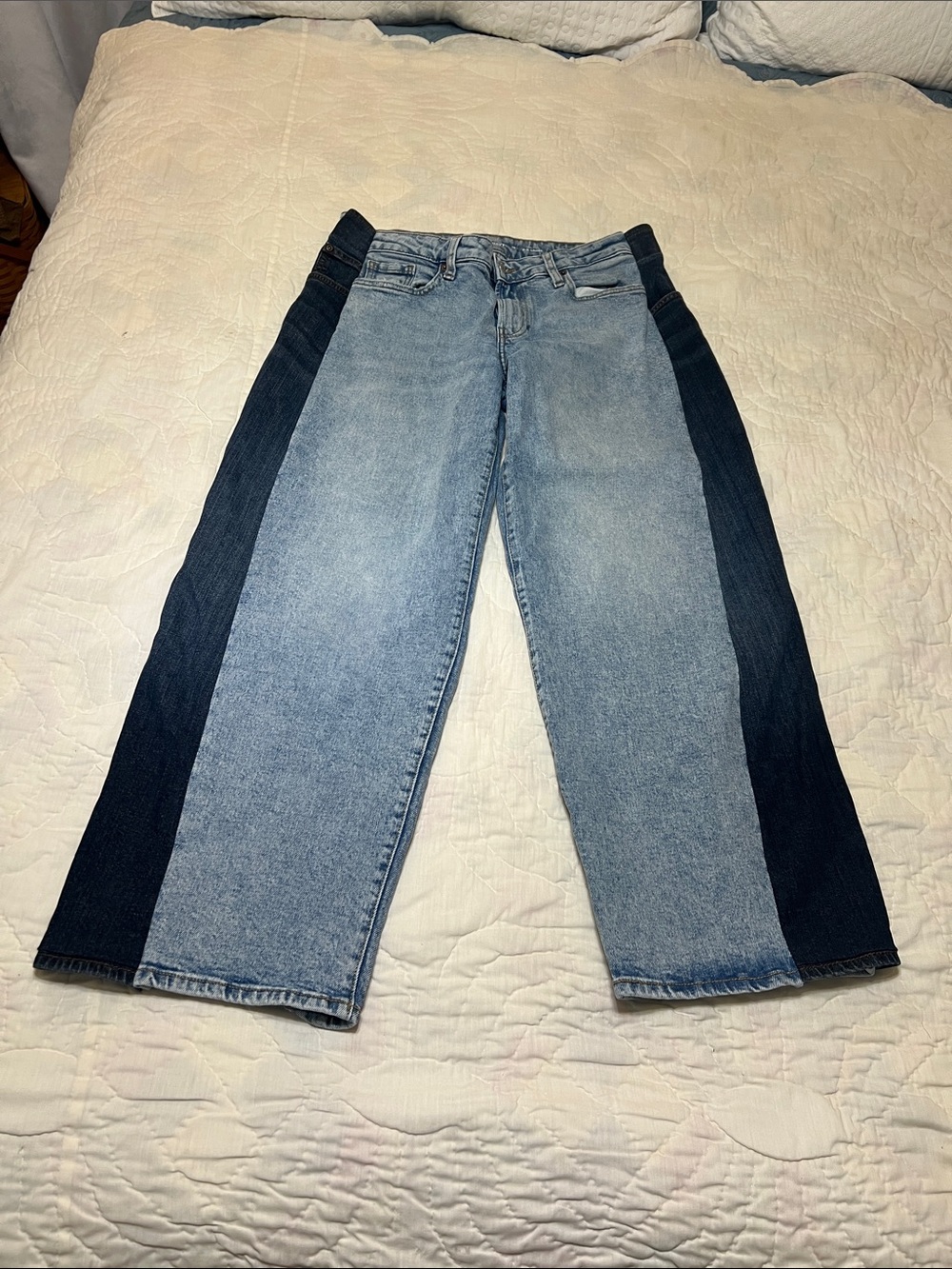 Two-Tone Blue Wide-Leg Women’s Jeans with Dark Side Panels